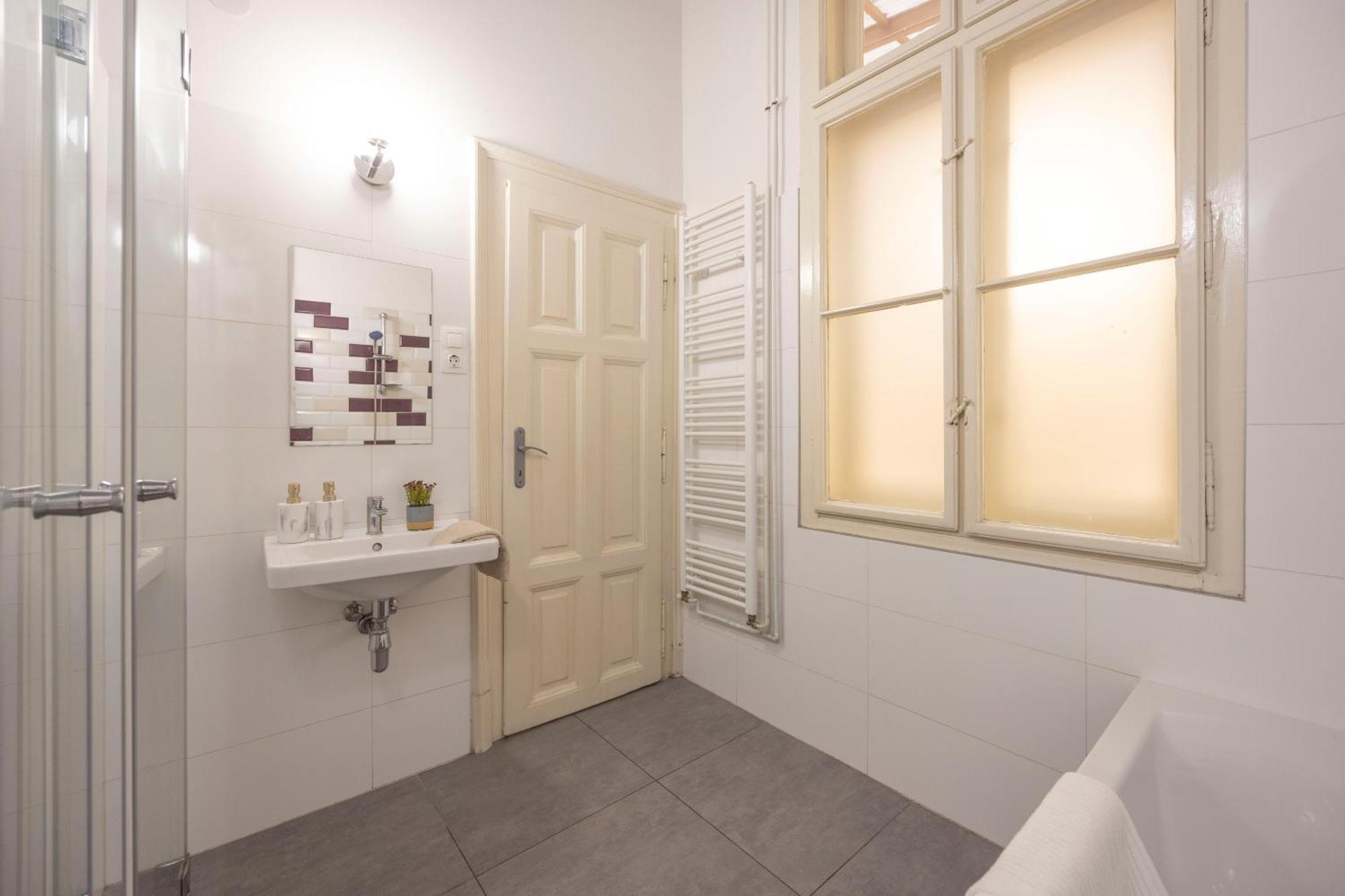 Cozy & Nostalgic Budapest Style Apartment In The Center Exteriör bild
